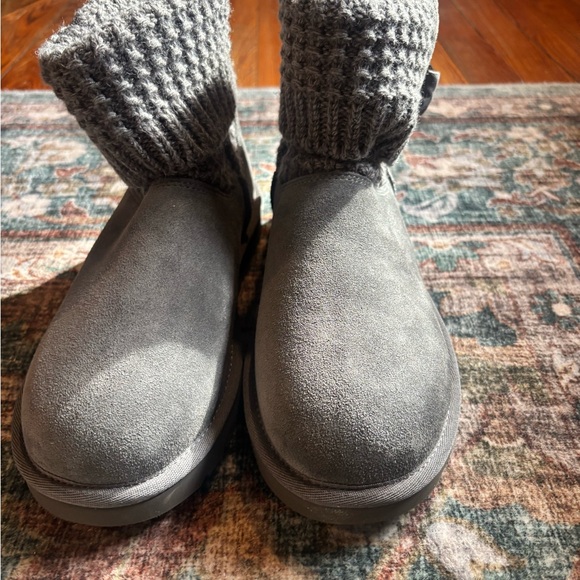 Brand new!! Beautiful gray color UGG. Women size 8. - Picture 6 of 7